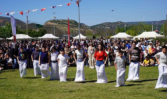 Çocuklar çuvalla koşma, yumurta taşıma ve halat çekme yarışmalarında kıyasıya yarıştı