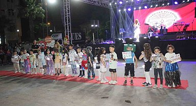 Çocukların geri dönüşüm defilesi beğeni topladı