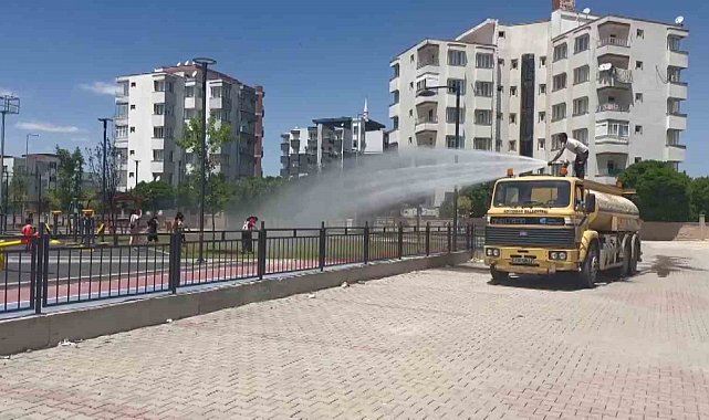 Çocukların yüzünü belediye personeli güldürdü