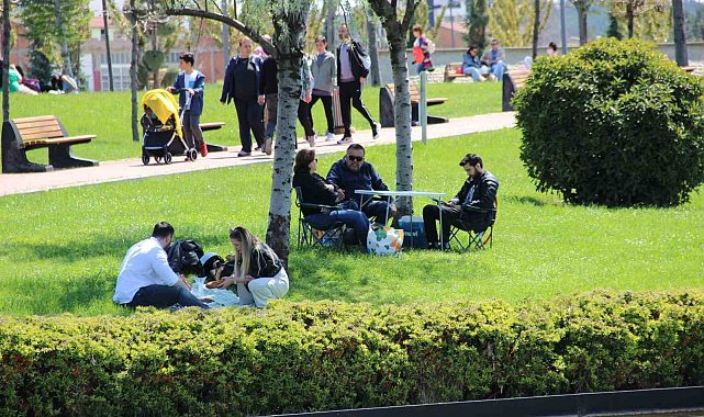 Çorum'da havanın ısınması ile vatandaşlar Millet Bahçesi'ne akın etti