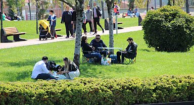 Çorum'da havanın ısınması ile vatandaşlar Millet Bahçesi'ne akın etti