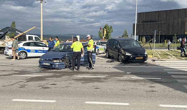 Çorum'da iki otomobil çarpıştı: 3 yaralı