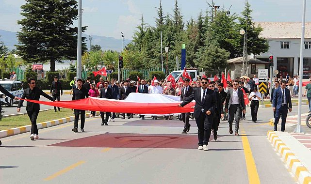 Çorum'da yüzlerce üniversite öğrencisinden şehitlere vefa yürüyüşü
