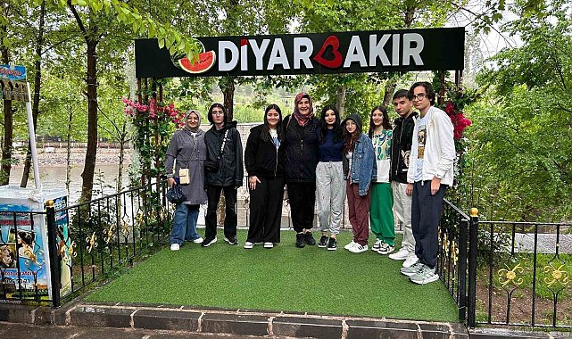 Cumhuriyet Üniversitesi Vakfı Okulları öğrencileri gezerek öğreniyor