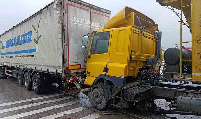 D-100'de 2 tır ve 2 otomobilin karıştığı zincirleme kaza: 1 yaralı