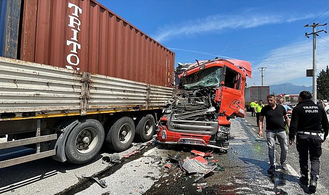 D-650'de 3 tır, 1 minibüsün karıştığı zincirleme kazada yol savaş alanına döndü