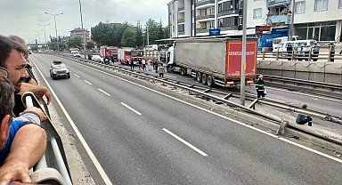 D-650'de tır ve kamyonet çarpıştı: Alt geçitteki kazayı film izler gibi izledi