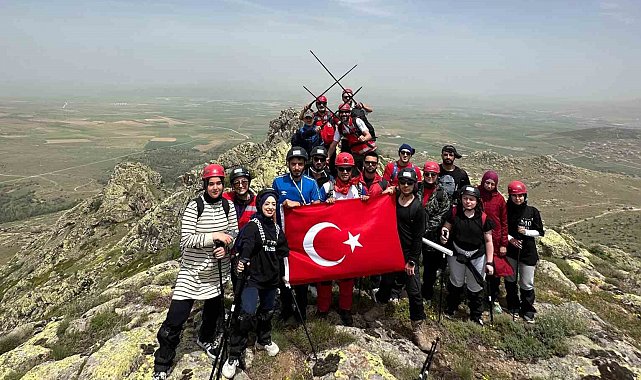 Dağcılar 19 Mayıs'ı bin 530 rakımlı zirvede kutladı