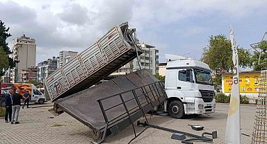 Damperi açılan tır üst geçidi kopardı: Yaya olmaması üzücü bir olayı engelledi