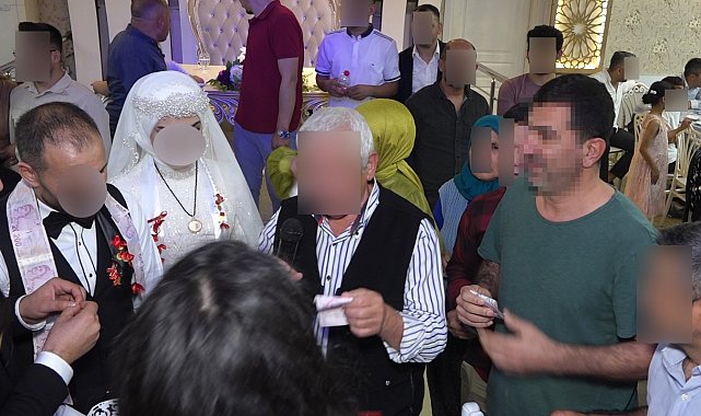 Davetsiz düğüne gitti, pasta yedi, takılan paraları çaldı