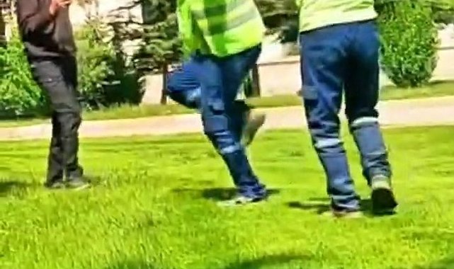 Davulun sesini duyan temizlik görevlileri, oynamaya başladı