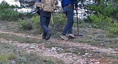 Dedektörle define arayan 2 kişi fotokapana yansıdı