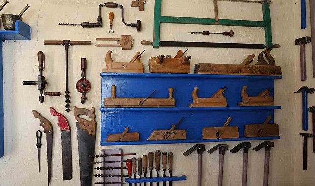 Dedesinden kalan eşyalardan koleksiyon oluşturdu