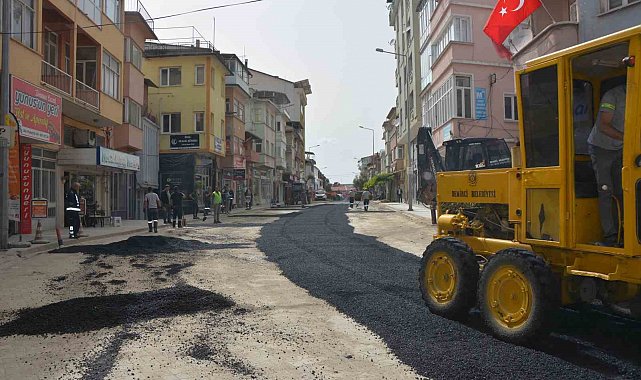 Demirci'de ana arterlere sıcak asfalt yapılıyor