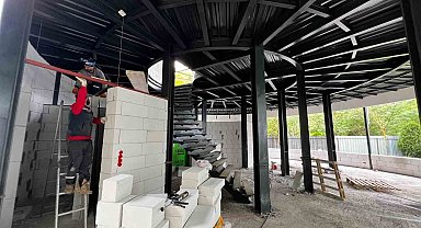 Deniz ve orman manzarası eşliğinde kitaplarını okuyacaklar