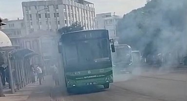 Denizli'de seyir halindeki halk otobüsünü kaplayan dumanlar korku dolu anlar yaşattı