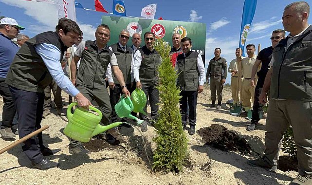 Deprem şehitleri için binlerce fidan toprakla buluştu
