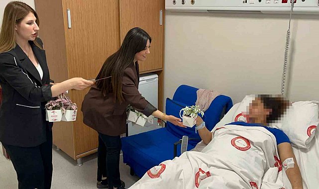 Depremzede kadınların Anneler Günü, hediye çeki ve çiçeklerle kutlandı