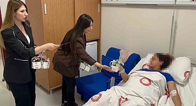 Depremzede kadınların Anneler Günü, hediye çeki ve çiçeklerle kutlandı