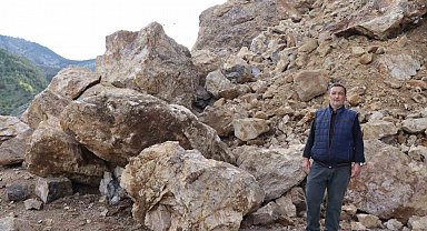 Dev kayalar yolu ulaşıma kapattı