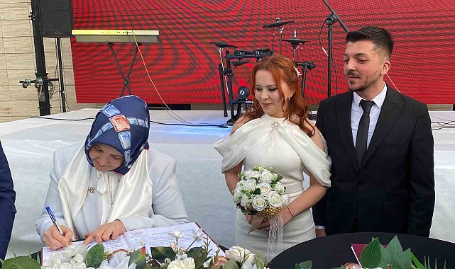 Devlet desteğiyle evlendiler, nikah şahitleri Bakan Yardımcısı Yenigün oldu
