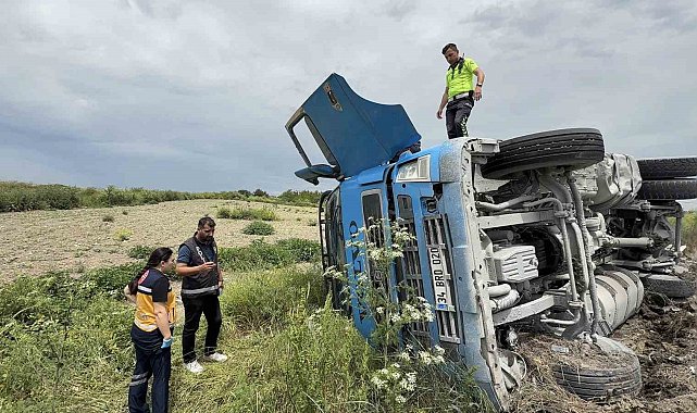 Devrilen hafriyat kamyonunun içerisinde kurtarılmayı bekledi