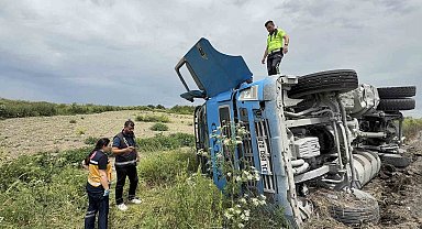 Devrilen hafriyat kamyonunun içerisinde kurtarılmayı bekledi