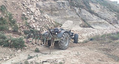 Devrilen traktörün altında kalan genç hayatını kaybetti