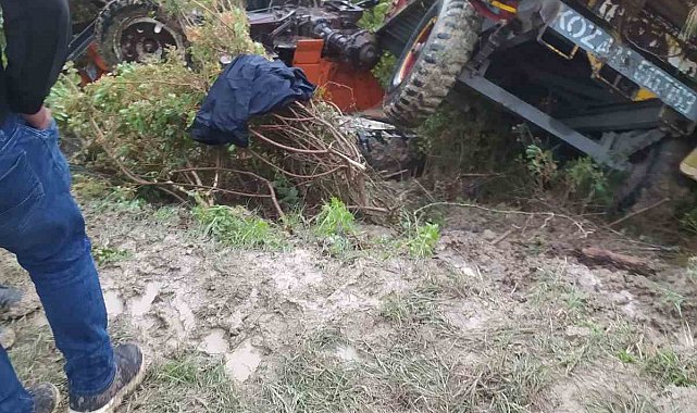Devrilen traktörün sürücüsü hayatını kaybetti