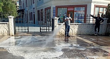 Didim'de caddeler köpükle temizlendi