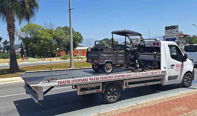 Direksiyon hakimiyetini kaybeden motorlu bisiklet devrildi: 2 yaralı