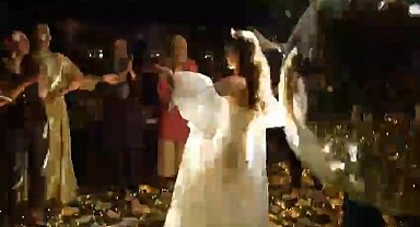 Disko topunun gelinin üstüne düştüğü anlar kameraya yansıdı