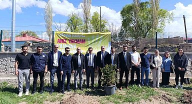 Diyadin'de "Orman Benim" kampanyası kapsamında fidan fikimi ve temizlik etkinliği