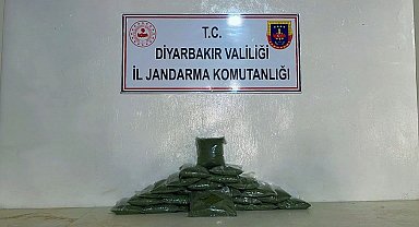 Diyarbakır'da çalılıklar arasında muhafaza edilmiş 77 kilo esrar ele geçirildi