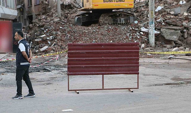 Diyarbakır'da depremden hasar gören yapıların yıkımı devam ediyor