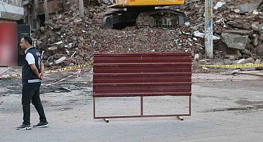 Diyarbakır'da depremden hasar gören yapıların yıkımı devam ediyor