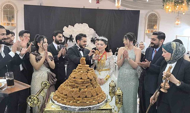 Diyarbakır'da düğün pastası yerine 21 kattan oluşan tescilli burma kadayıf tercih edildi