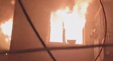 Diyarbakır'da metruk bina alevlere teslim oldu