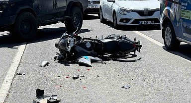 Diyarbakır'da motosiklet sürücüsü otomobile arkadan çarptı