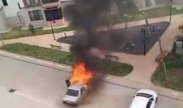 Diyarbakır'da otomobil park halindeyken yandı