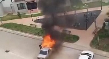 Diyarbakır'da otomobil park halindeyken yandı