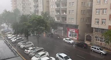 Diyarbakır'da sağanak etkili oldu, lüks otomobil devrilen ağacın altında kaldı