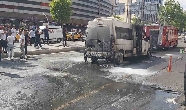 Diyarbakır'da şehir içi minibüs alevlere teslim oldu