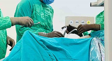 Diz ağrısı şikayetiyle hastaneye giden vatandaş kapalı yöntemle ameliyat edildi