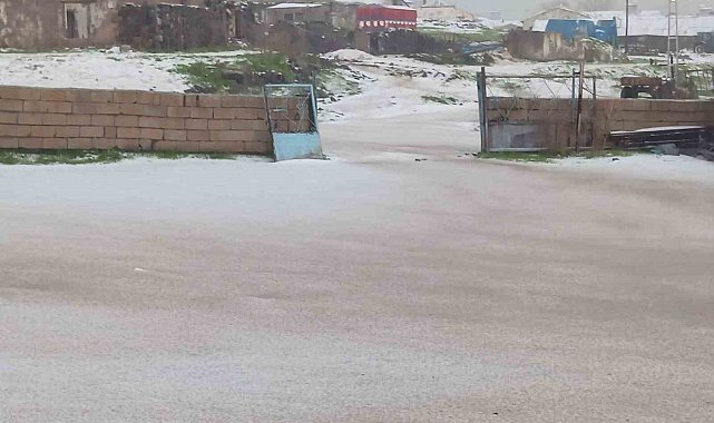 Dolu yağışı Kars'ı beyaza bürüdü