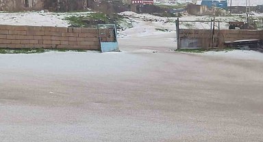 Dolu yağışı Kars'ı beyaza bürüdü