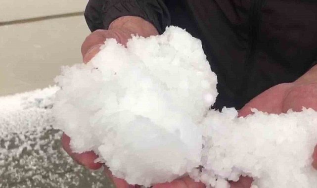 Dolu yağışı Kars'ı beyaza bürüdü