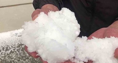 Dolu yağışı Kars'ı beyaza bürüdü