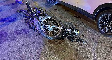 Dörtyol'da otomobille çarpışan motosiklet hurdaya döndü: 1'i ağır 2 yaralı