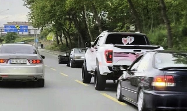 Düğün konvoyunda akıl almaz görüntü